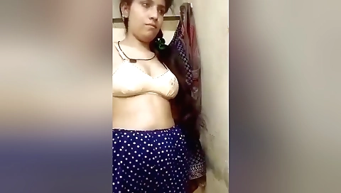 Brunette porn chick shows off her sexy ass in webcam