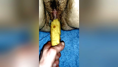 Indian girl shows her hairy pussy in amateur video
