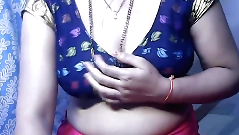 Indian amateur whore fucks her pussy in a solo video