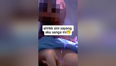 Indian girl is horny and she wants to do solo porn