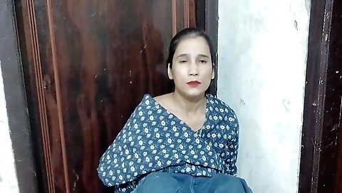 Solo girl with long legs and a big ass has a sex video