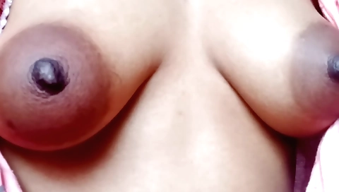 Sexy desi babe loves to bang herself in homemade video