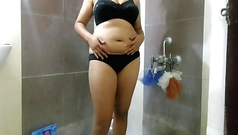 Indian brunette dancing on the web cam in homemade video