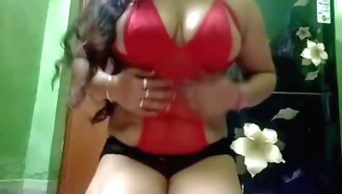 Bhabhi babe in sexy outfit shows her alluring body