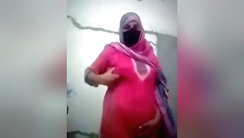 Amateur blonde porn video showing the best way to make pussy hot