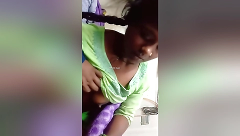 Indian babe is showing her sexy body in the hd video