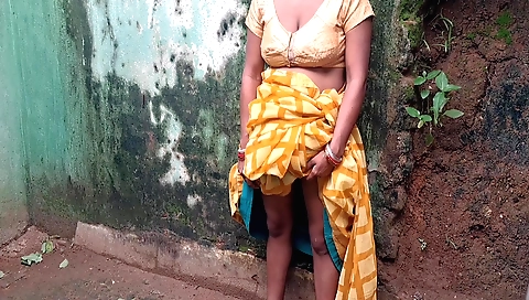 Indian brunette fucks in bed after her husband goes to the bathroom