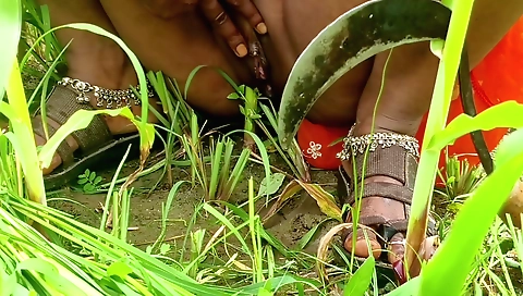 Sonam has a finger in her pussy in the yard in the outdoor video