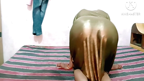 Indian girl sucks and bangs herself in amateur solo video