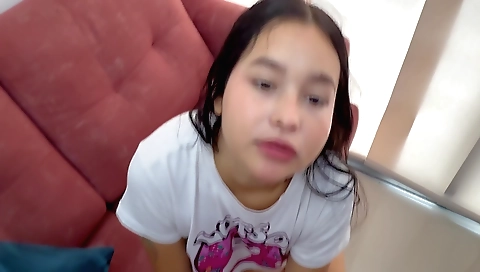 My girlfriend gives me a blowjob and a fuck on the bed