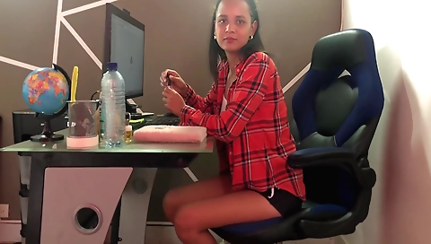 A nice deepthroat brunette amateur video with a big ass