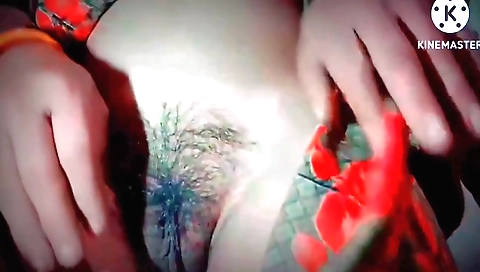 Indian woman with a natural body masturbates on her phone