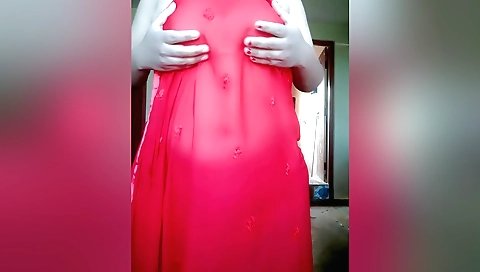 Indian chick shows off her sexy body in amateur webcam video