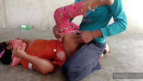 Indian chick gets fucked outdoors on the jungle in amateur clip