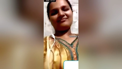 Indian amateur chick is showing her sexy body on the web cam