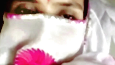 Indian hottie gives a good blowjob and fingers her pussy