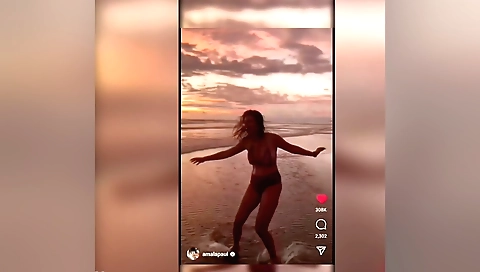 Hot amateur video with hot brunette naked on webcam