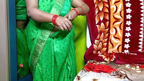 Indian blonde in a sexy sari shows off her beautiful body