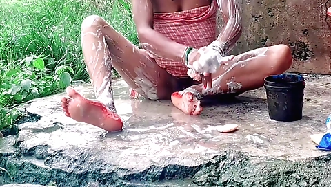 Hot amateur girlfriend takes off top to have outdoor sex