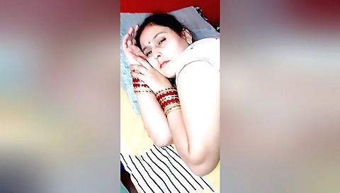 Indian brunette shows her beautiful body in solo video