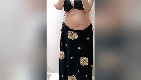 Indian milf with a nice body seduces a guy for some fun