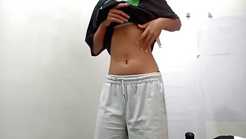 Indian girl shows her boobs and pussy in solo porn video