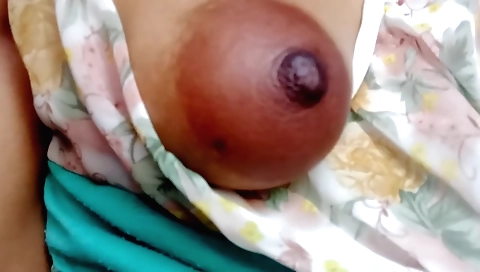 Indian housewife makes out with guy in her bedroom