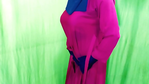 Solo female takes it in her tight pussy and moans in pleasure