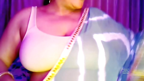 Indian brunette plays with vibrator in hot amateur video