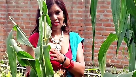 Indian sexpot with a great set of big boobs shows off