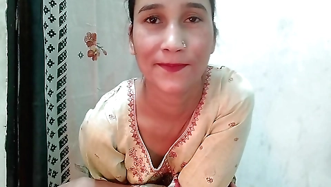 Indian girl with a hot body fucks her body in solo