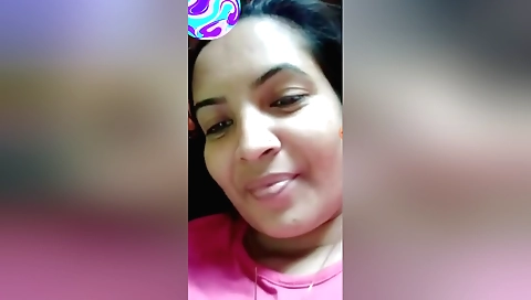 Boudi shows off her huge ass and pussy on the webcam